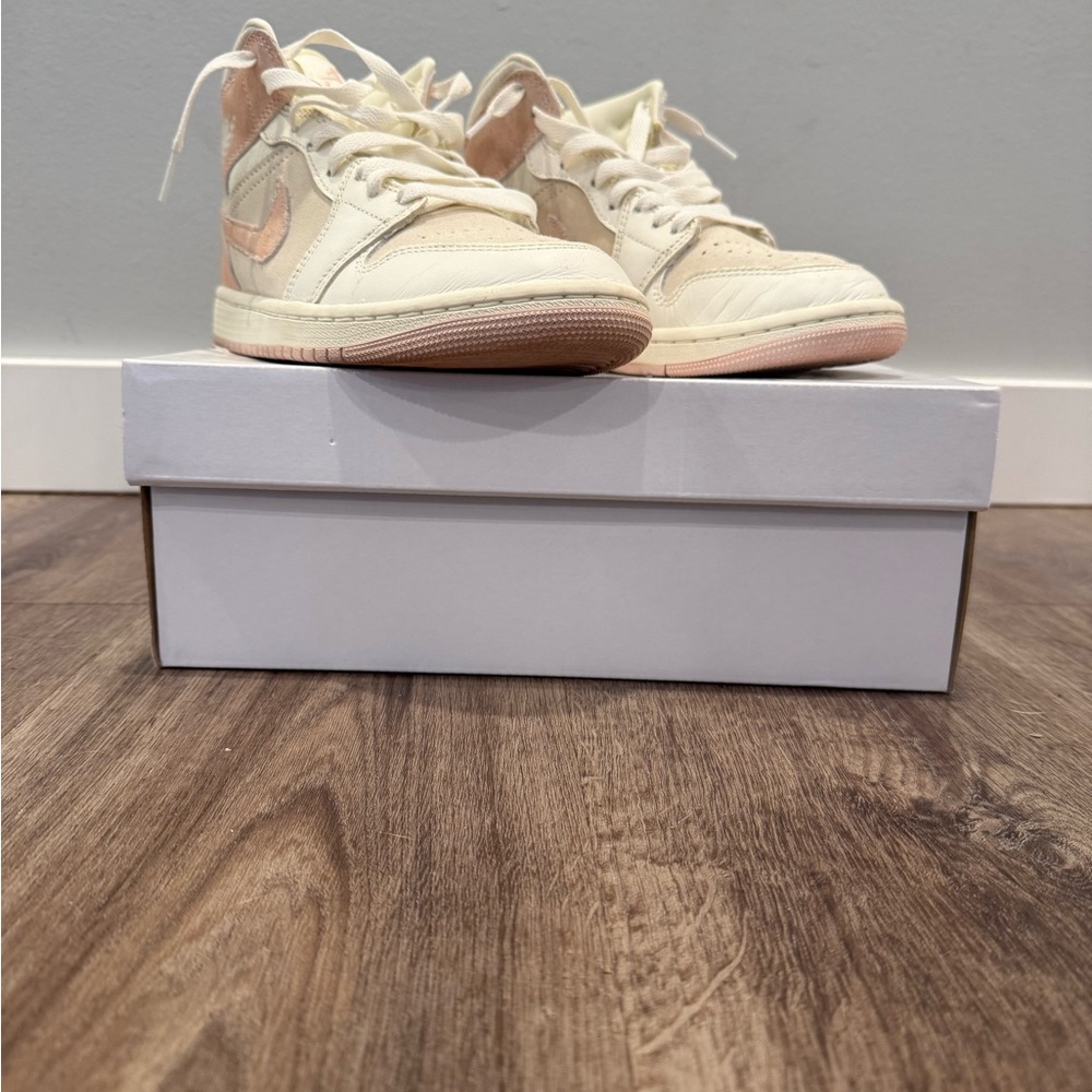 WMNS AIR JORDAN 1 MID SE - Size 7 - UK 4.5